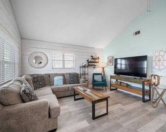 Jamaica Beach home with private pool, close to beach - Galveston - Sala de estar