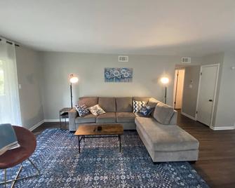 Comfy Condo in the Heart of Maumelle - Maumelle - Living room