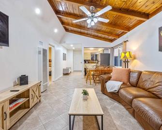 Beautiful beach bungalow with ocean views, fast WiFi, gas grill, and sunroom - San Diego - Wohnzimmer