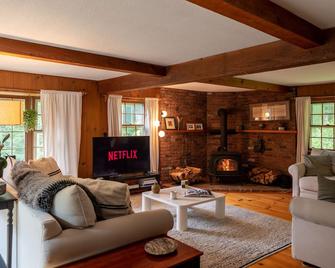 Forest Mountain Escape: Beautiful Mountaintop Escape In Mendon, Vt. 20 Min To Killington/14 To Pico. 4 Bedroom Home - Mendon - Living room