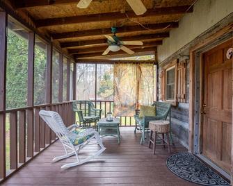 Midge: cozy studio cabin, firepit, perfect for anglers w/wading river access - Bristol - Patio