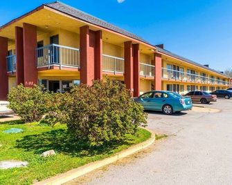 1 King Bed & 2 Full Bed - Chickasha - Edificio