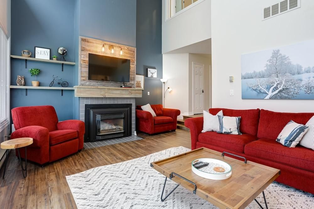 The Lodges At Blue Mountain Wintergreen Condos - The Blue Mountains - Living room