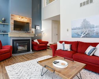 The Lodges At Blue Mountain Wintergreen Condos - The Blue Mountains - Living room