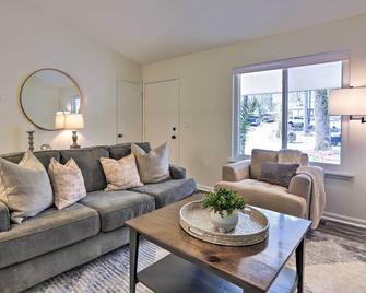 Modern Alpharetta Home Yard, Walk Downtown! - Alpharetta - Living room