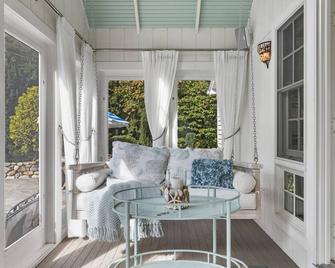 Glamorous Cabana - Newburyport - Living room