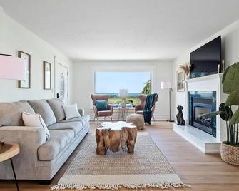 Waterfront sleeps 13 2-Kings/Crib/1st flr sleeper\n\n - Port Clinton - Living room