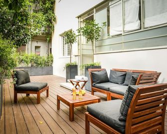 Serene Retreat with Lush Garden by Sea N' Rent - Bat Yam - Patio