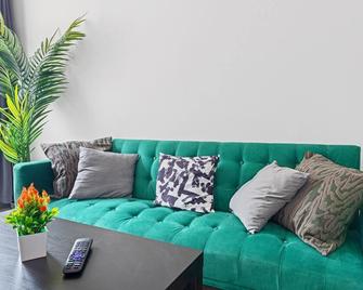 3br-Sleeps8-Parking-Wifi-Closestation - Corby - Obývací pokoj