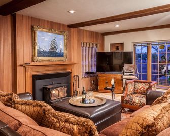 Family Fun With Old World Charm In A Five Star Location - Santa Cruz - Living room
