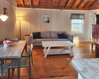 Spacious 2 bedroom cabin, 50ft from the beach - Old Orchard Beach - Living room