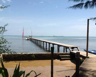 Sea Terrace Joglo - Waru Cottage - Karimunjawa - Strand