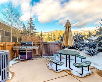Beautiful third-floor condo steps from river & gondola with hot tub & pool - Avon - Patio