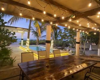 Entire House on the Seashore in Chicxulub Puerto, Yuc, Riviera Yucateca MEX - Chicxulub Puerto - Patio