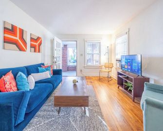 Midtown Funk! Private Entry - Central Kc! - Unity Village - Living room