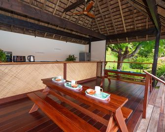 Bora Bora Holiday's Lodge and Villa - ไวตาเป - ระเบียง