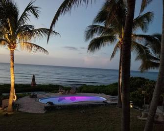 Beach Front Paradise Home. Luxurious Funishings! - Cayman Brac - Piscina