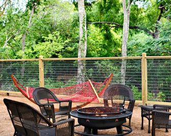 Texas Family Retreat: Glamping Safari Tent with Deluxe Amenities in Cibolo - Marion - Patio