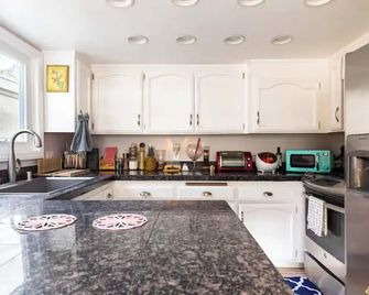 Surf Chalet - Awesome beautiful Gem by the beach in the Surf City - Huntington Beach - Kitchen