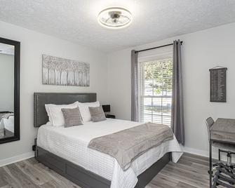 The Fort - A family friendly home w/ 6 Bds and close to base. EV Charger onsite - Fayetteville - Bedroom