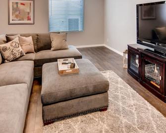 Updated Home 20min To Denver, Back Patio W/ Gas Firepit, Pet Friendly - Northglenn - Living room
