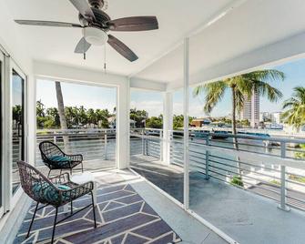 Serene Waterfront 2br 2ba With Intracoastal Views, Pool, Balcony, Parking - Boca Raton - Varanda