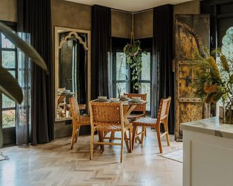 The Temple - Country Farm Retreat - 론칭 플레이스 - 다이닝룸