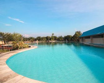 OYO 1153 Tiga Dara Hotel & Resort Syariah - Pekanbaru - Pool