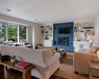 Lakefront Location Location Location High Quality Experience 2.3 Miles 2 Leland - Leland - Living room