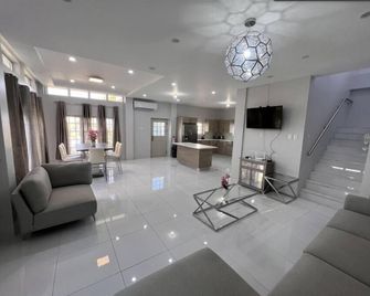 Pool Jacuzzi Gulfview Townhome - Diego Martin - Lobby