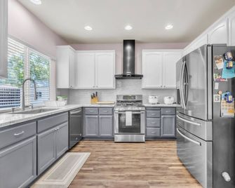 Rancho Heaven! Two-story 4bed 3bath Charming Home with fenced large backyard - Rancho Cordova - Кухня