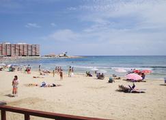 Only 150m from the beach, you will find this top floor vacation apartment. - Torrevieja - Ranta
