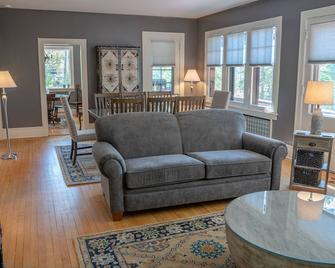 Ski Jump Chalet - Lake Placid - Living room