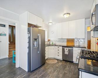 Charming Pet Friendly Coastal Getaway home - Fort Bragg - Cocina