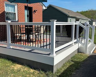 Clean and Cozy 2 BR home blocks away from downtown - North East - Balkon