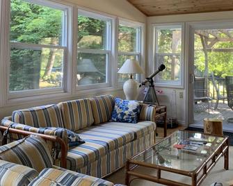 Private Waterfront Cottage, Rivermist Retreat - Kawartha Lakes - Living room