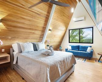Modern 2 Bedroom A-Frame w/ Loft - Wi-Fi, A/C, Kitchen, Near Beach, Gameroom - Potrero - Slaapkamer