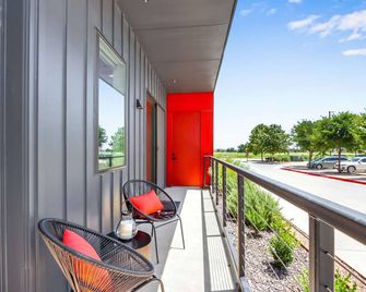 Pure Texas Poolside Oasis - Steps to Entertainment - New Braunfels - Balcony