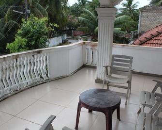 Jaffna Travel & Guest Inn: 2 AC Bedroom first floor AC house with free parking - Jaffna - Balkon