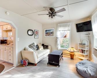 Charming Ellensburg Cottage with Private Outdoor Bar - Ellensburg - Living room