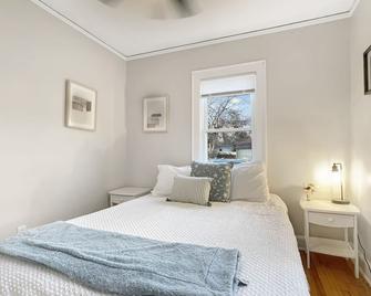 Fun & Charming 1br Apt Near Drake - Des Moines - Bedroom