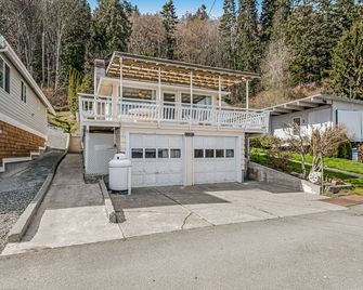 Lutefisk Lodge - Camano Island - Building