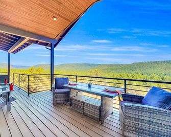 Luxury Cabin Vibes | Hot Tub, Sunset Deck, & Forest Views - Strawberry - Balcón