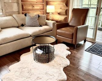 Cozy & modern cottage right by the lake! - Aylmer - Living room