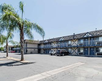 Motel 6 Kingsburg, CA - Kingsburg - Building