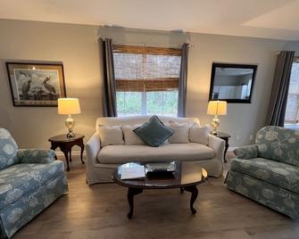 Bluffton Retreat, Pet Friendly - Bluffton - Living room