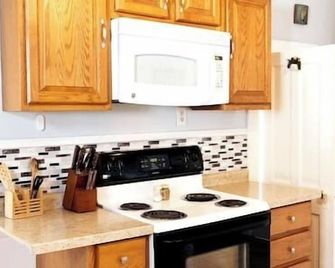 Lovely Leffler Lodge - 2 Br Sleeps 6 - West Burlington - Cocina