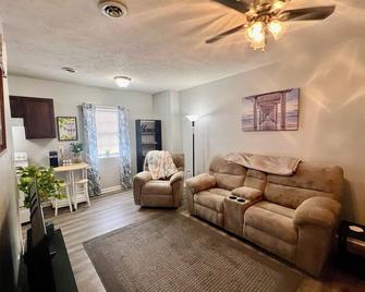 Travelers Cove upstairs 1-bedroom apartment Richmond near EKU with WiFi, AC - Richmond