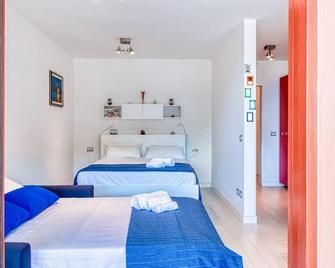 The Lady in Red Studio Flat with Sea View Terrace - Sistiana - Camera da letto