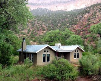 Private cottage located on the Jemez River and close to town. - Jemez Springs - Building